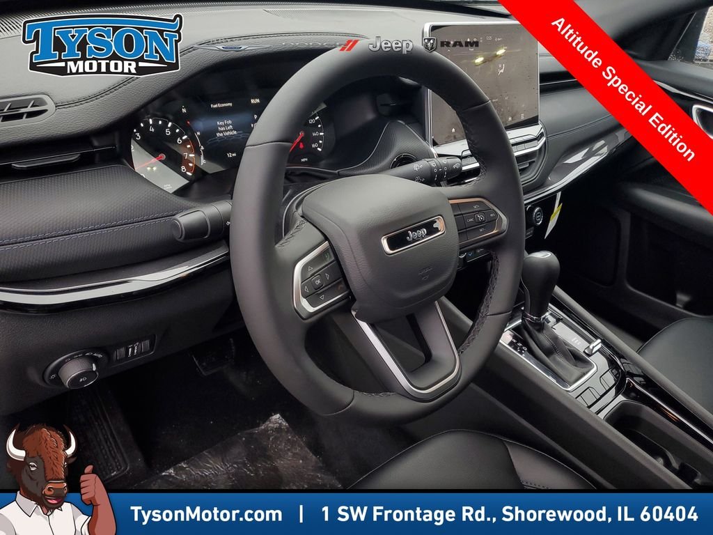 New 2026 Diamond Black Crystal Pearlcoat Jeep Latitude image 16