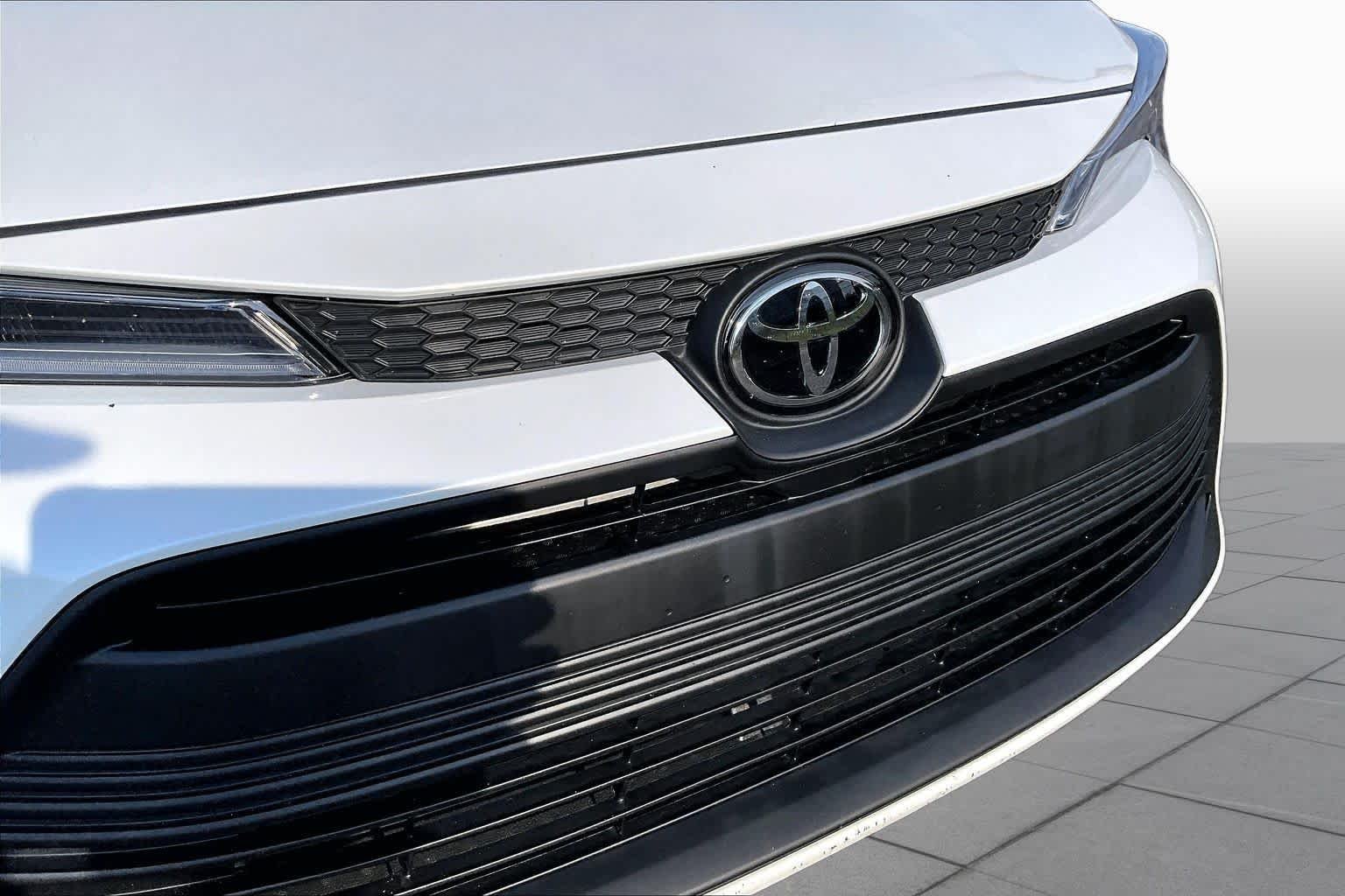 Used 2025 Wind Chill Pearl Toyota LE image 30