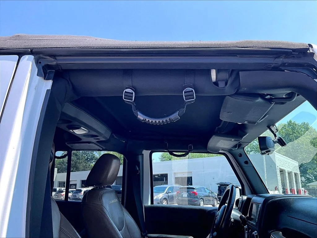 Used 2015 White Jeep Unlimited Sahara image 23