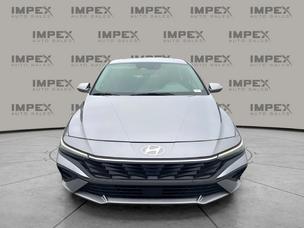 Used 2025 Silver Hyundai SEL Convenience image 8