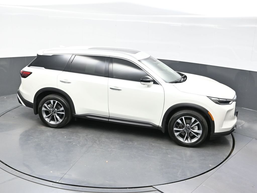 Used 2023 White INFINITI LUXE image 38