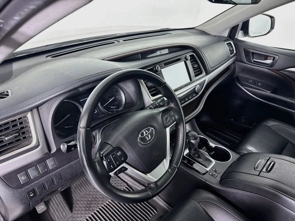 Used 2019 White Toyota XLE image 4