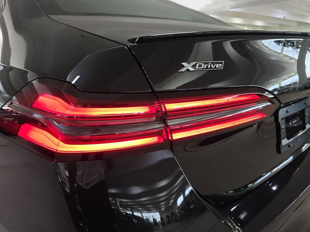 New 2027 Black Sapphire Metallic BMW 550e xDrive image 22