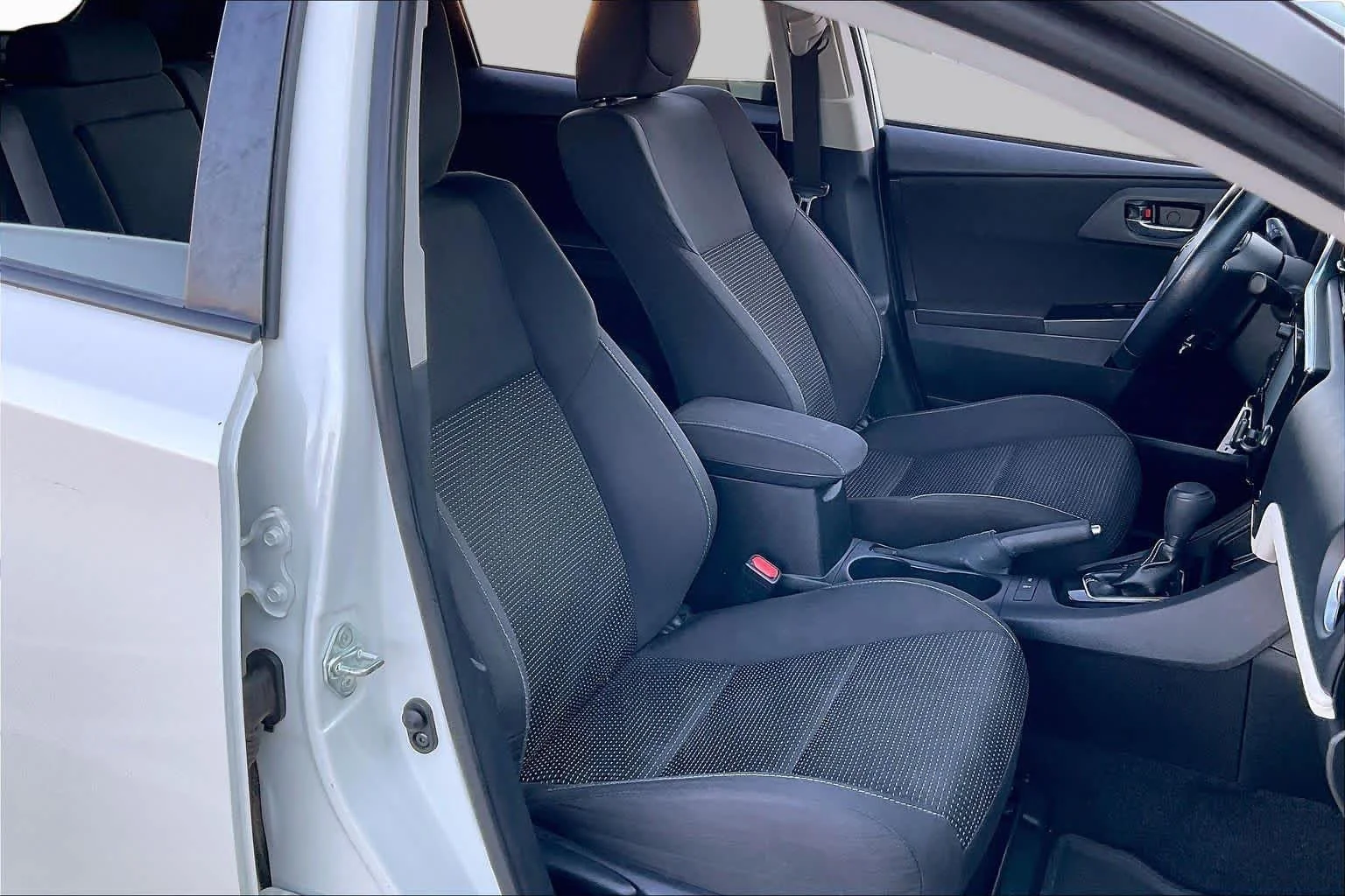 Used 2018 Blizzard Pearl Toyota  image 9