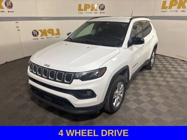 Used 2022 Bright White Clearcoat Jeep Latitude image 3