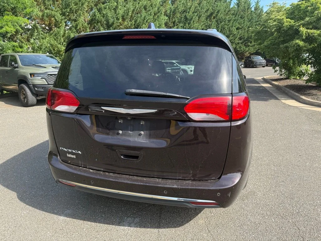 Used 2018  Chrysler Touring L image 4