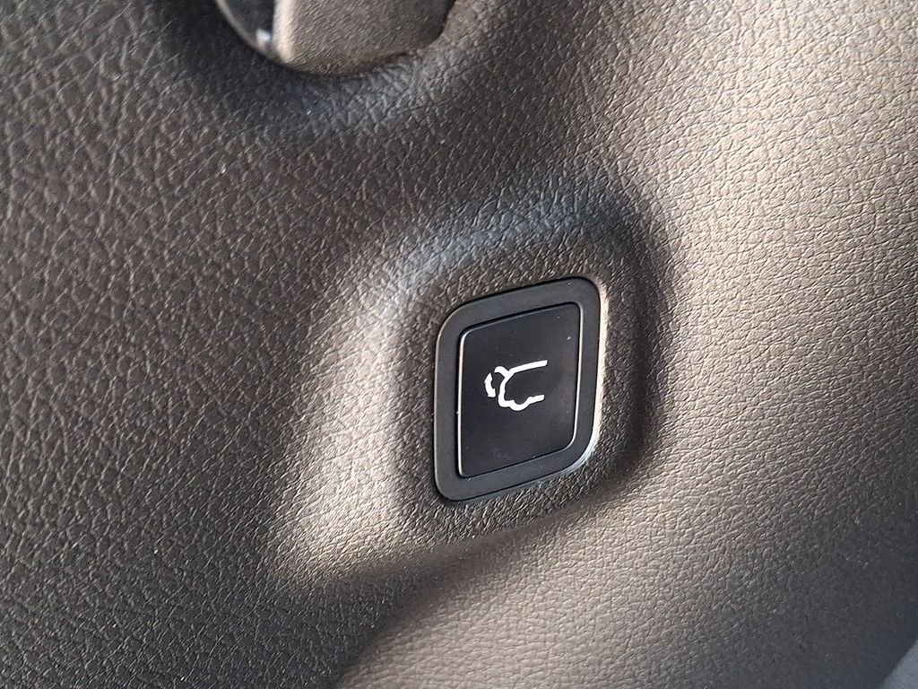 Used 2026 White Jeep Latitude image 30