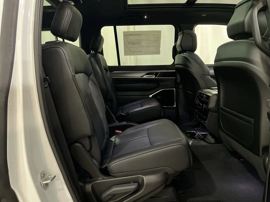 New 2026 Bright White Clear-Coat Exterior Paint Jeep Limited Altitude image 20