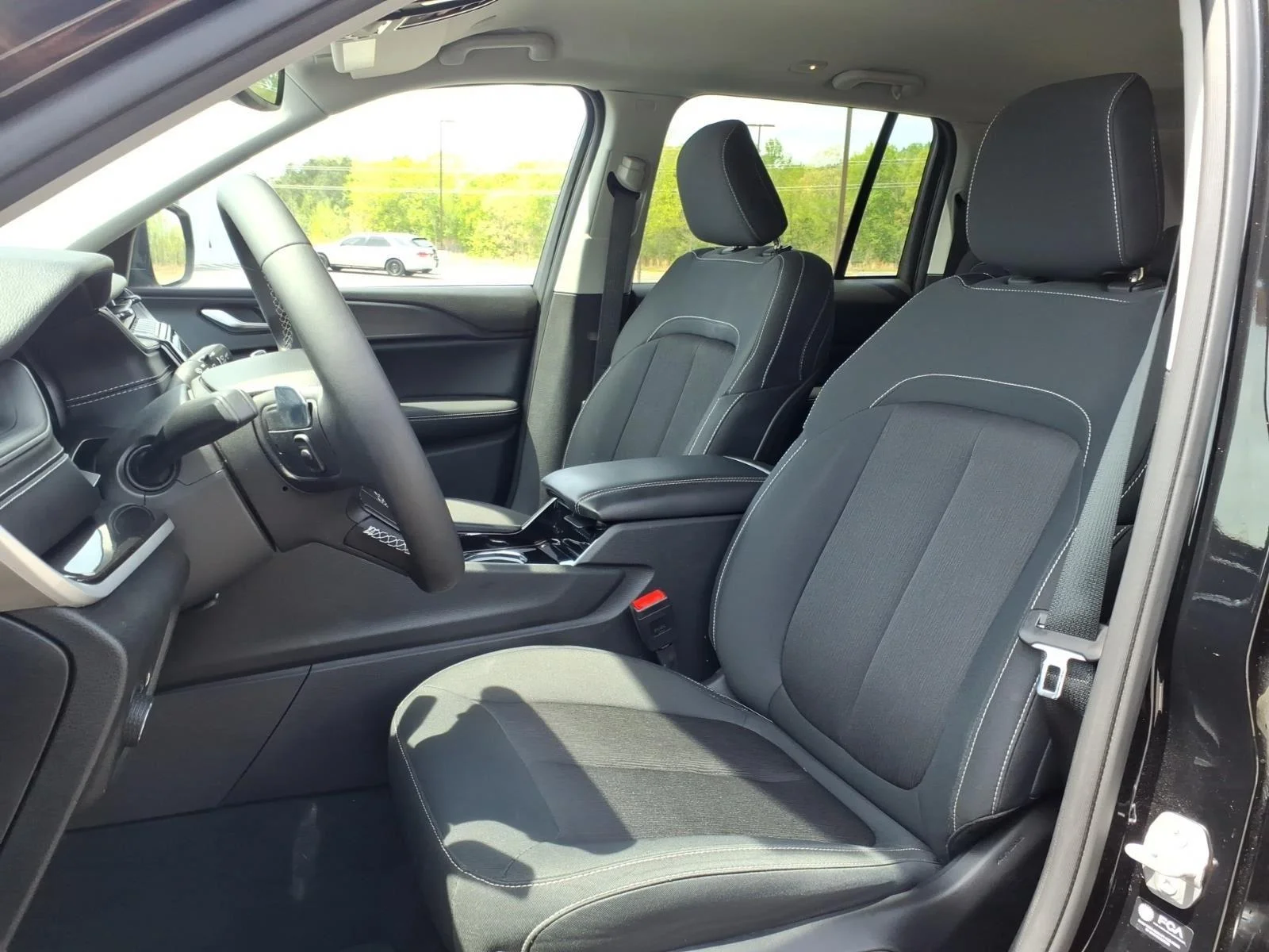 Used 2023 Diamond Black Crystal Pearlcoat Jeep Laredo image 16