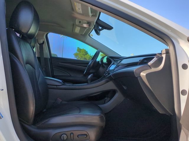 Used 2017 WHITE FROST TRICOAT Buick Essence image 36
