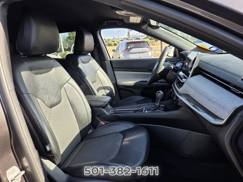 Used 2024 Baltic Gray Metallic Clearcoat JEEP LATITUDE 4X4 image 17