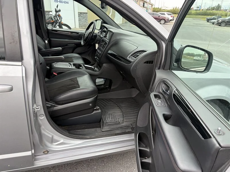Used 2019 Grey Dodge SXT 35th Anniversary Edition image 6
