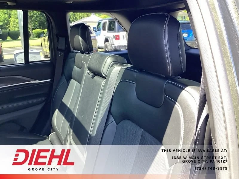 Used 2023  Jeep Overland image 14