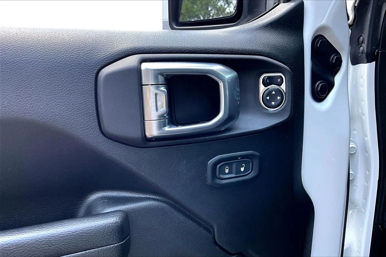 Used 2023 White Jeep Rubicon image 25