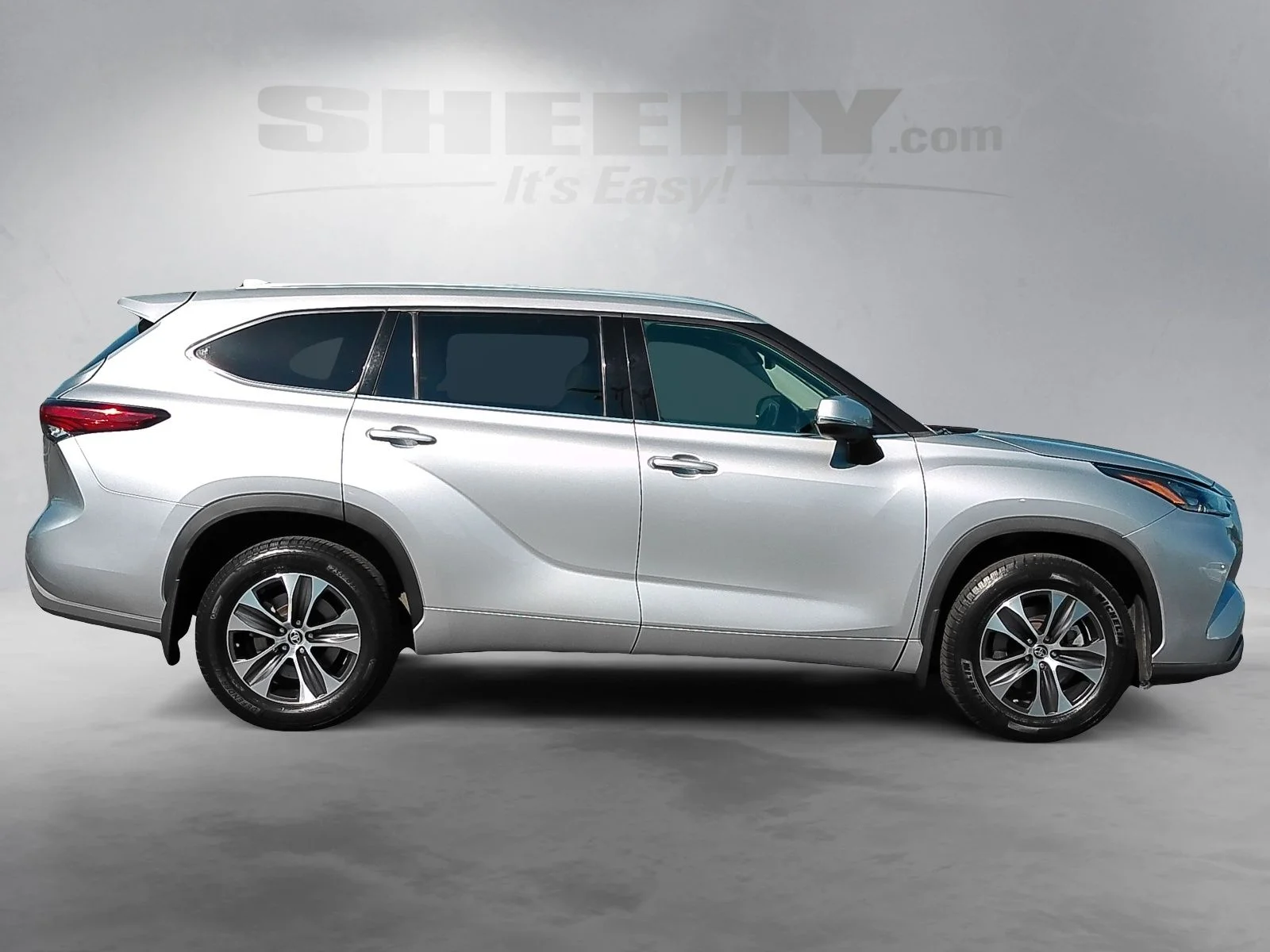 Used 2020 Silver Toyota XLE image 10