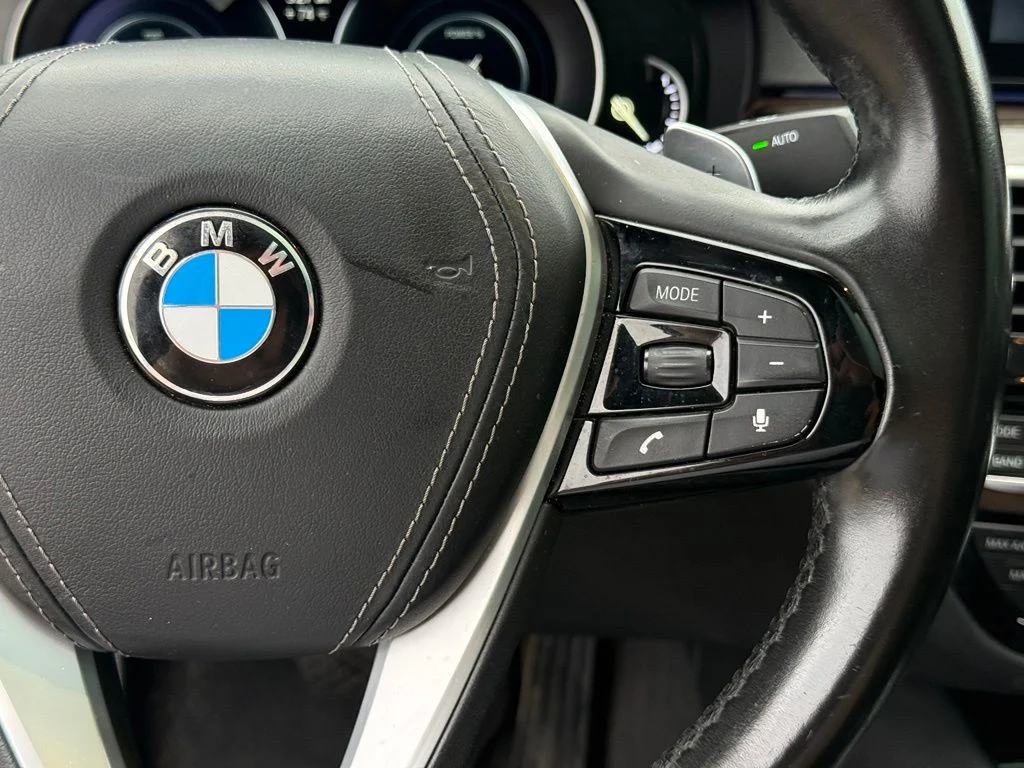 Used 2018 White BMW 530e iPerformance image 16