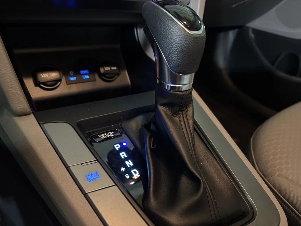 Used 2020 Silver Hyundai SE image 19