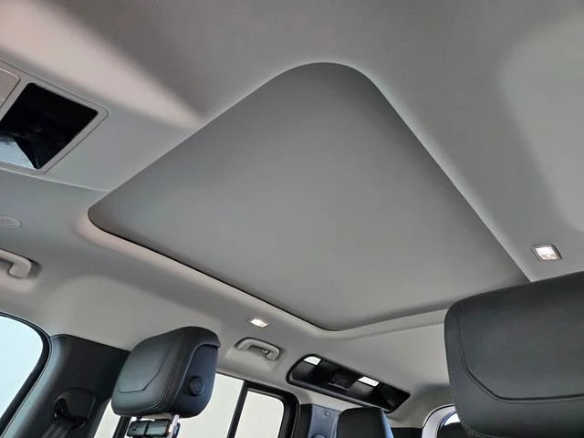 Used 2024 Black Land Rover SE image 11