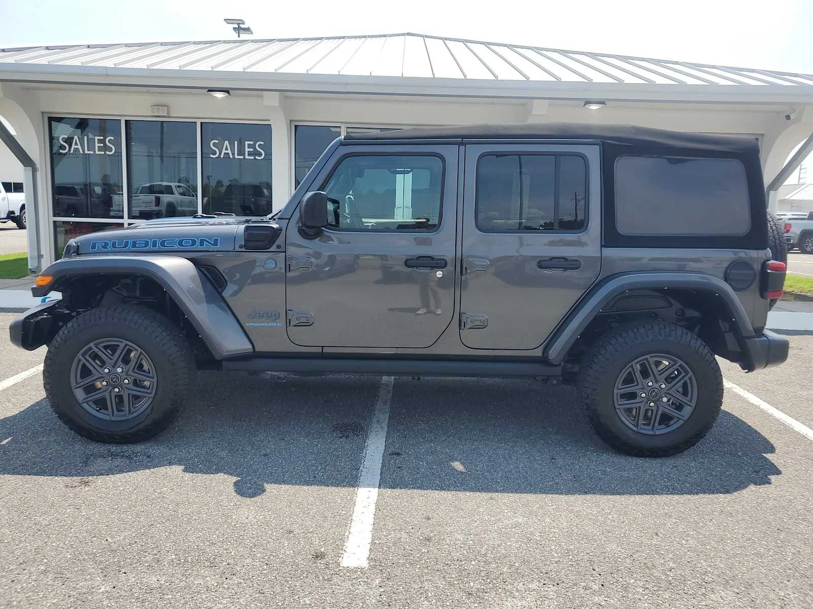 Used 2023 Gray Jeep Rubicon image 2