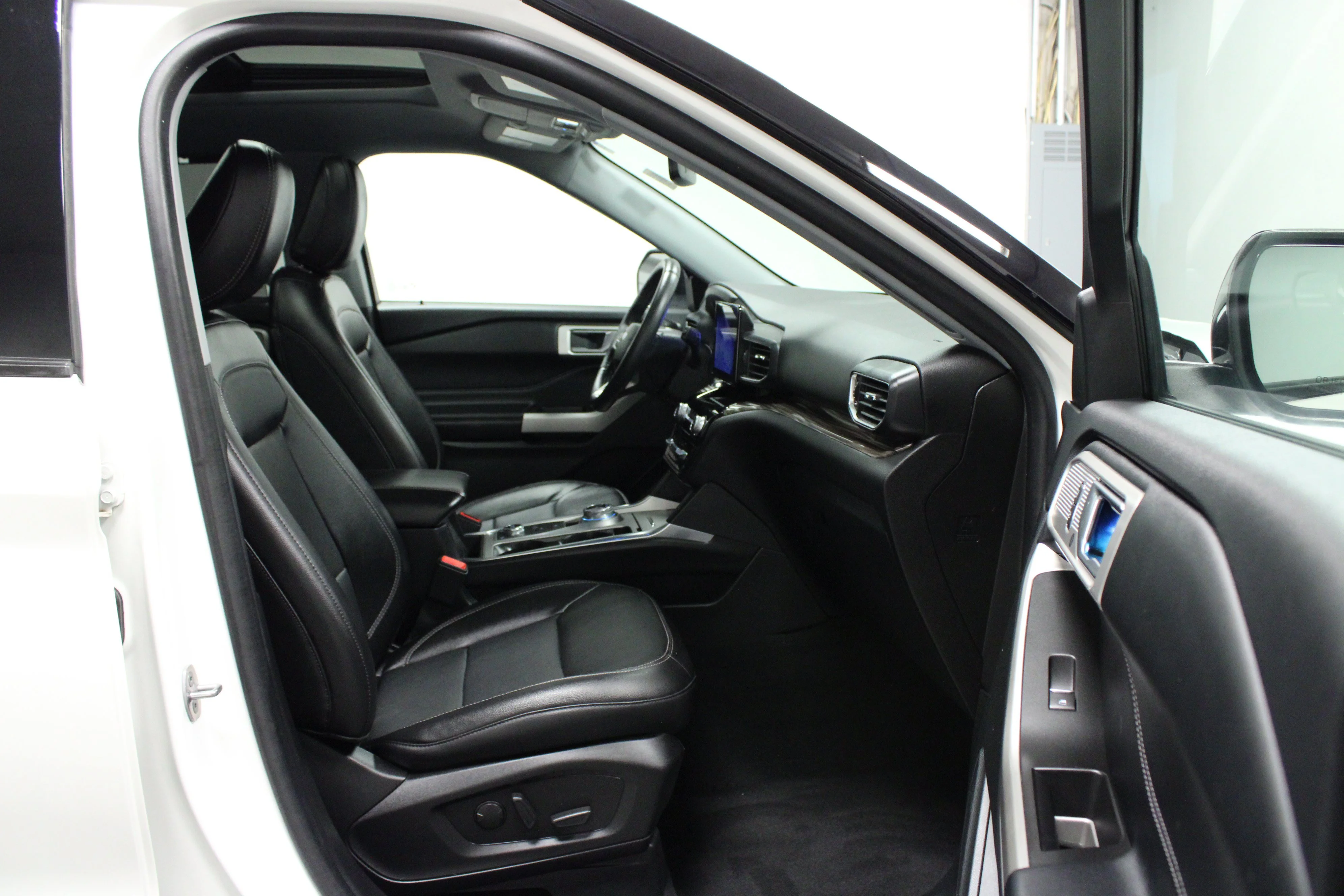 Used 2022 White Metallic Ford Limited image 17
