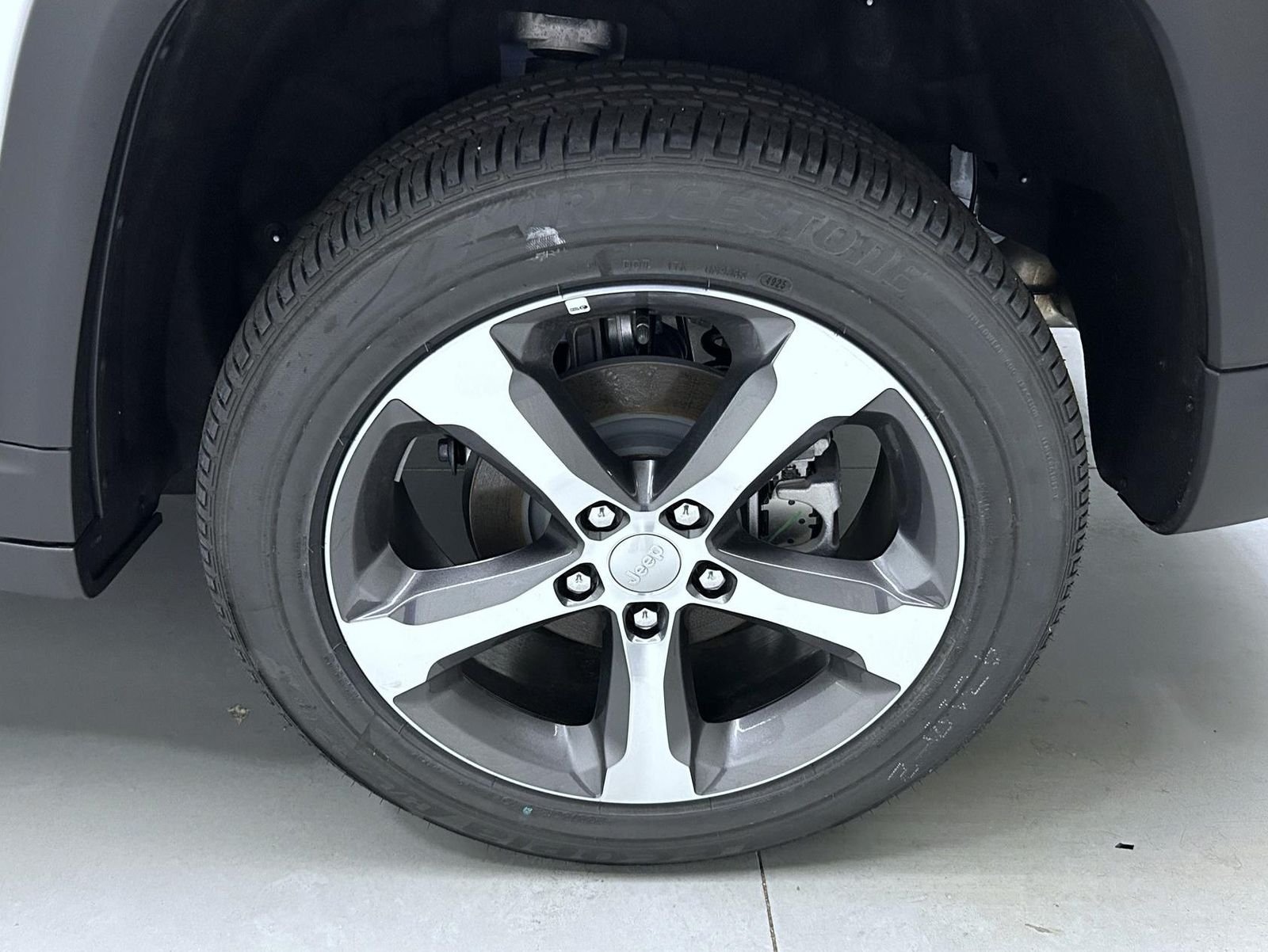 New 2026 Bright White Clear-Coat Exterior Paint Jeep Limited image 22