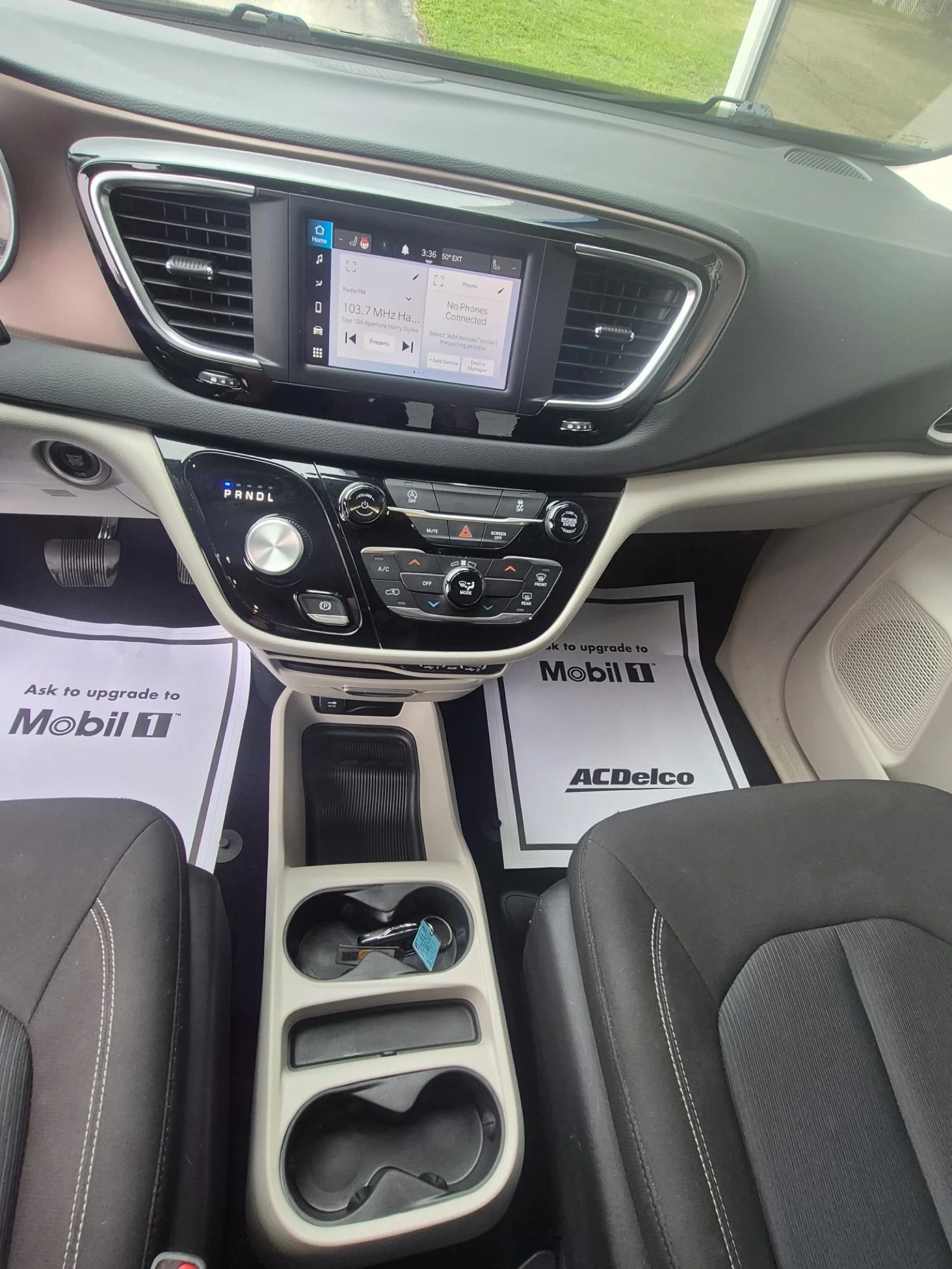 2023 Chrysler Voyager LX - Photo 3