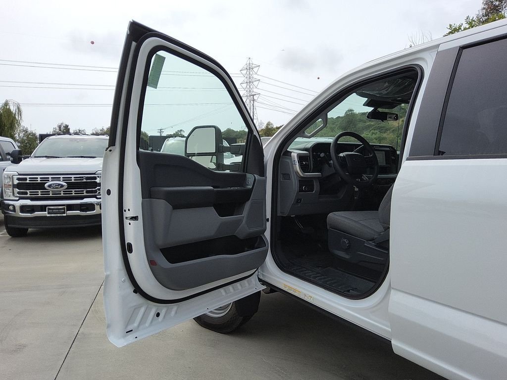 New 2026 Oxford White Ford XL image 4