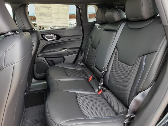 New 2026 Diamond Black Crystal Pearl-Coat Exterior Paint Jeep Latitude image 8
