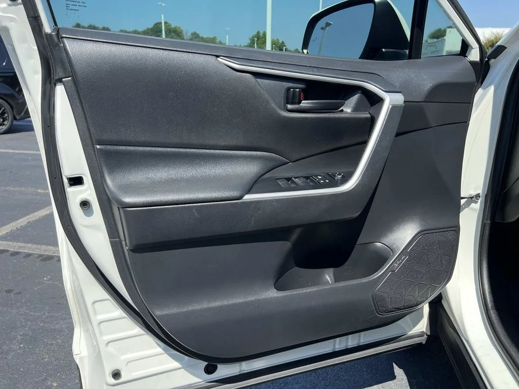 Used 2021 White Toyota LE image 17