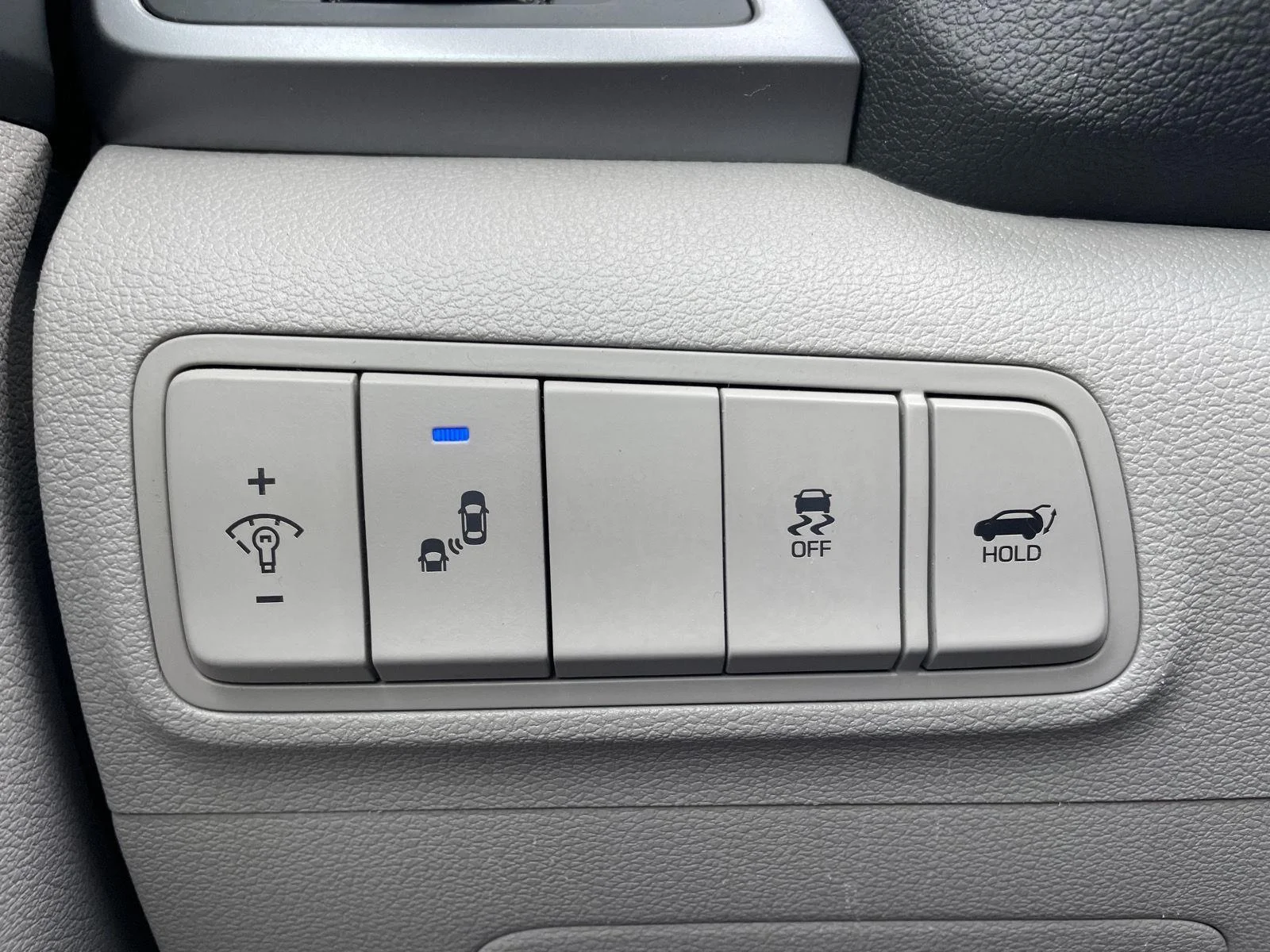 Used 2018 Dazzling White Hyundai Value image 15
