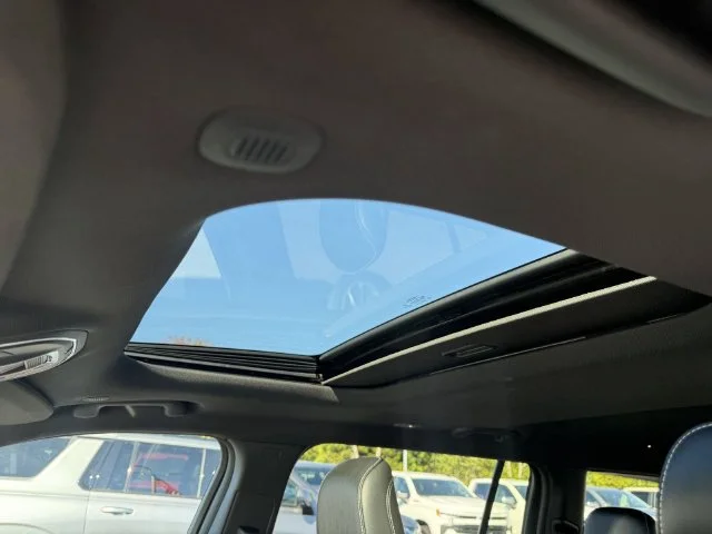 Used 2023 Silver Jeep Altitude image 5