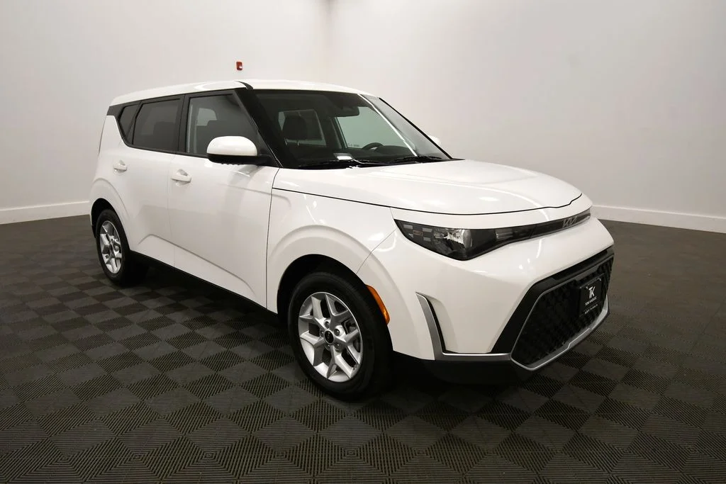 Certified Used 2025  Kia LX image 10