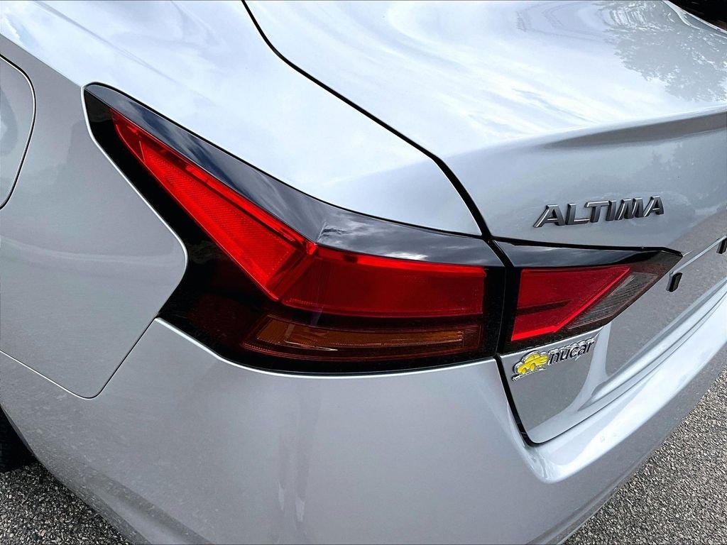 Used 2024 Silver Nissan 2.5 SV image 32