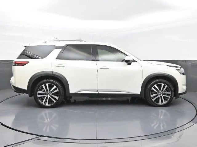 Used 2024 White Nissan Platinum image 8