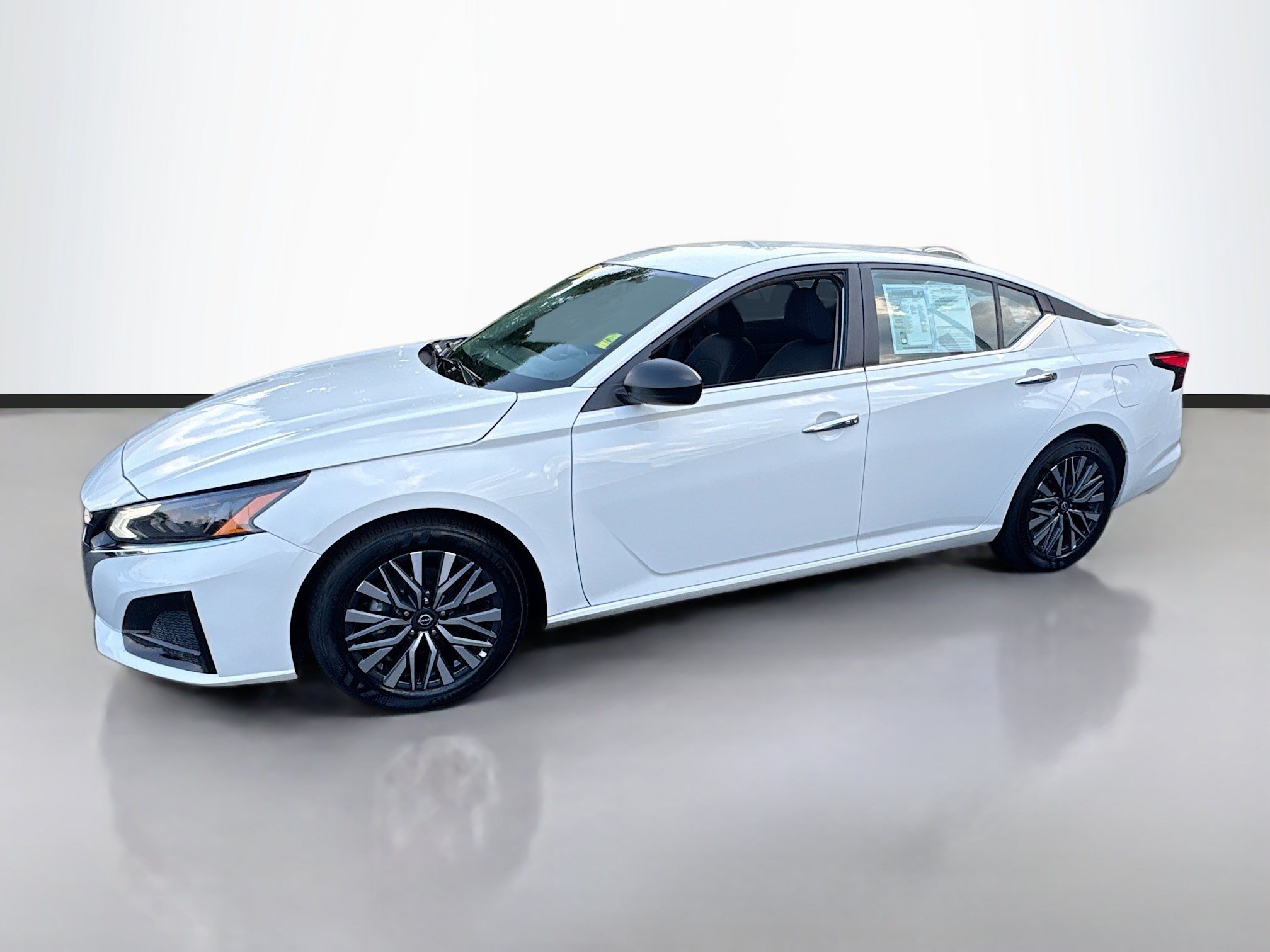 Used 2025 Glacier White Nissan SV image 4