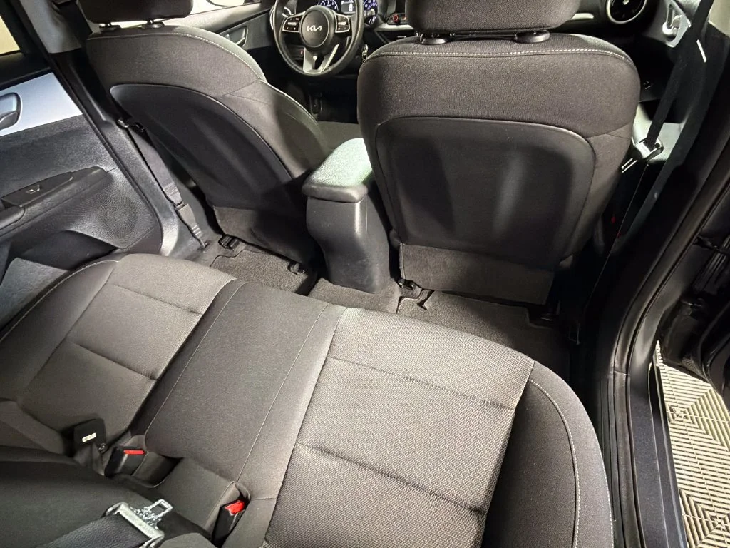 Used 2024  Kia LXS image 31