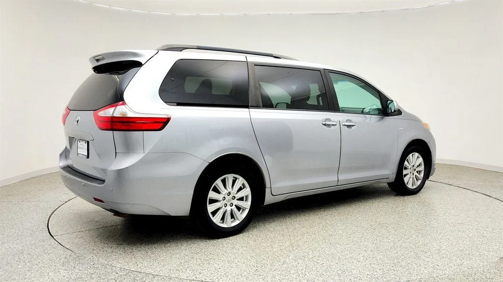 Used 2017 Silver Sky Metallic Toyota XLE Premium AWD 7-Passenger image 5