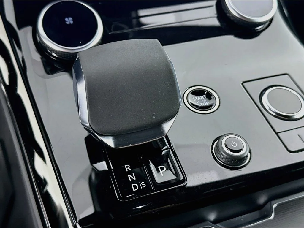 Certified Used 2023 Fuji White Land Rover SE Dynamic image 15