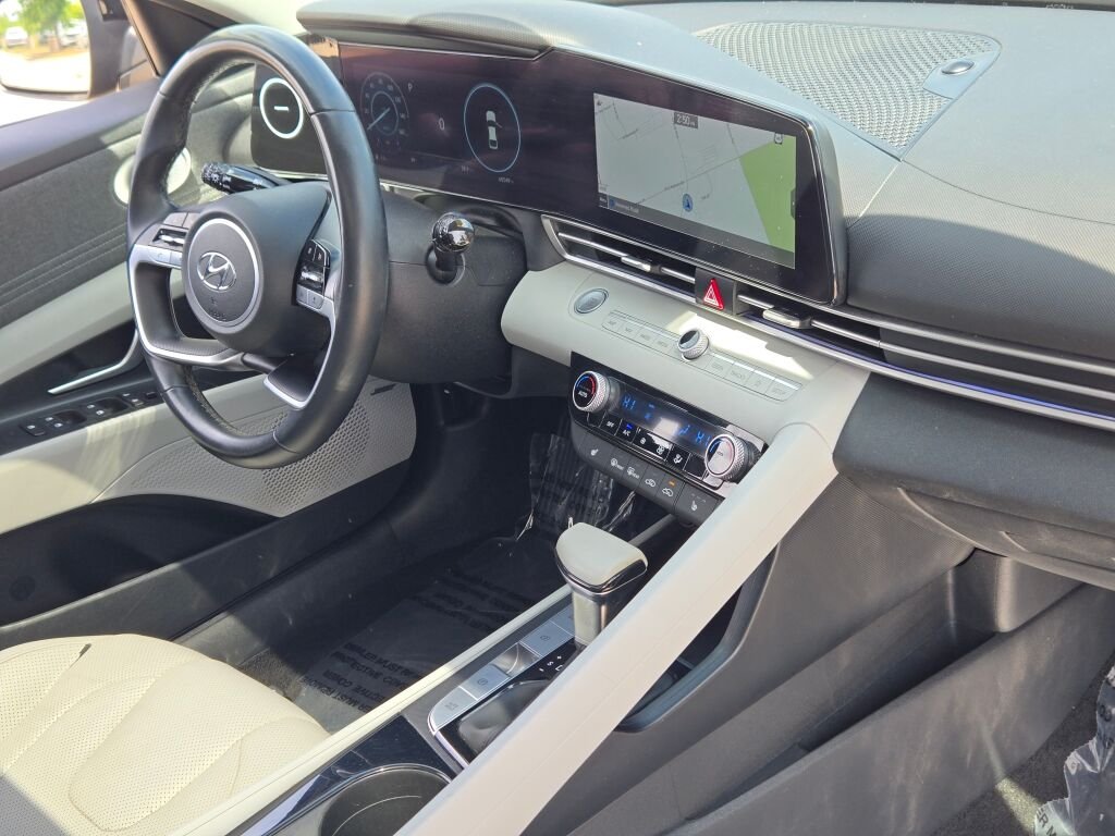 Used 2022 Black Hyundai Limited image 5
