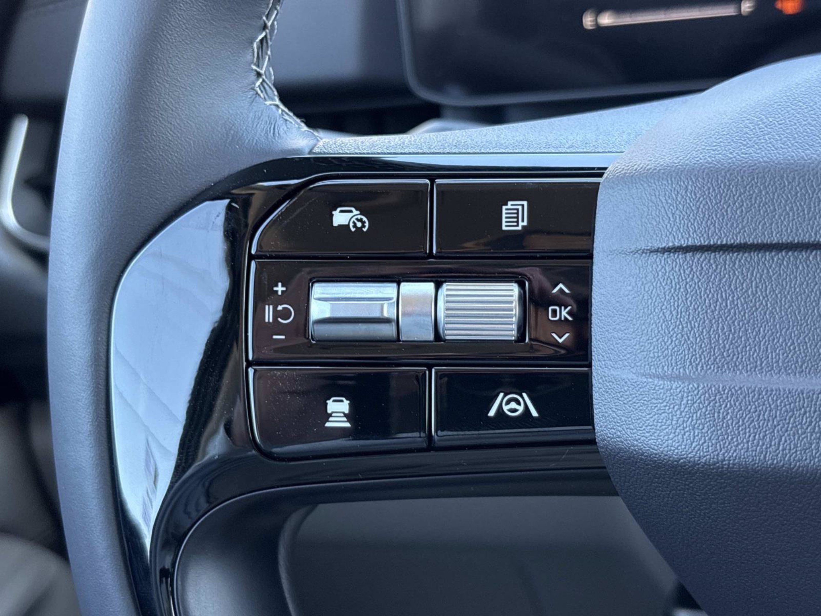 New 2027 Ceramic Silver Kia LXS image 20