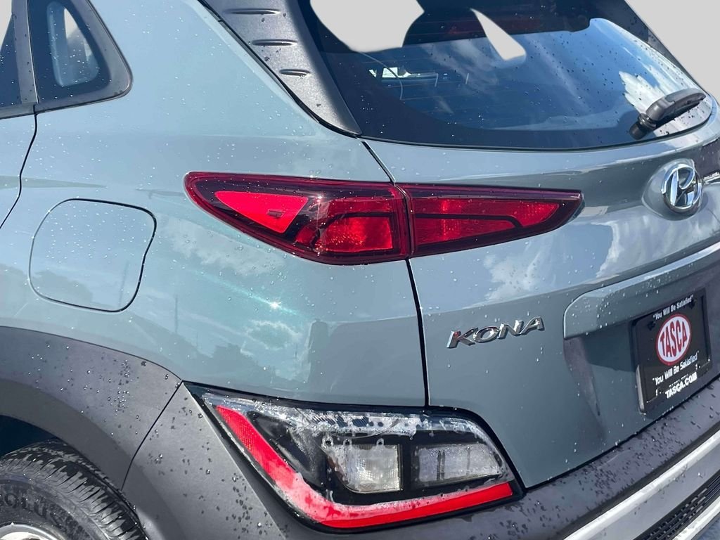 Used 2022 Green Hyundai SE image 11