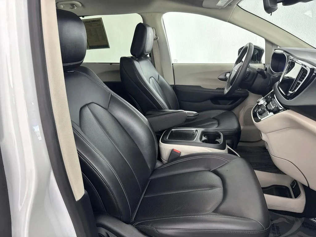 Used 2024 White Chrysler Touring L image 22