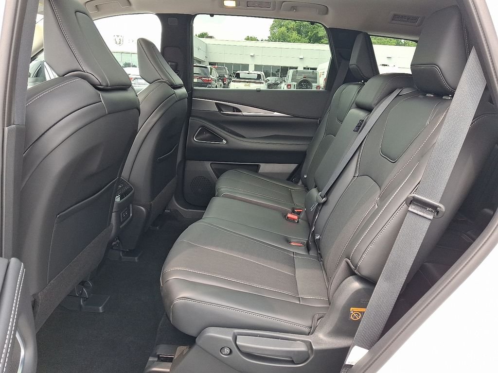 Used 2026 White INFINITI LUXE image 11
