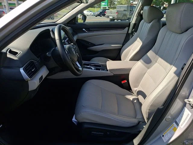 Used 2018 Silver Honda EX-L image 11