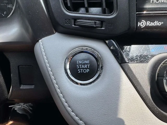 Used 2018 Silver Toyota XLE image 33