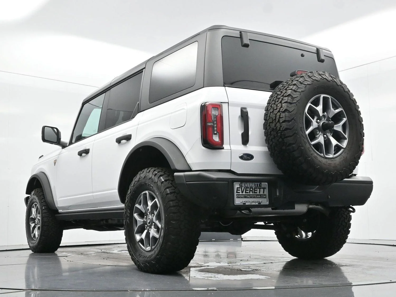 Used 2025 Oxford White Ford Badlands image 49