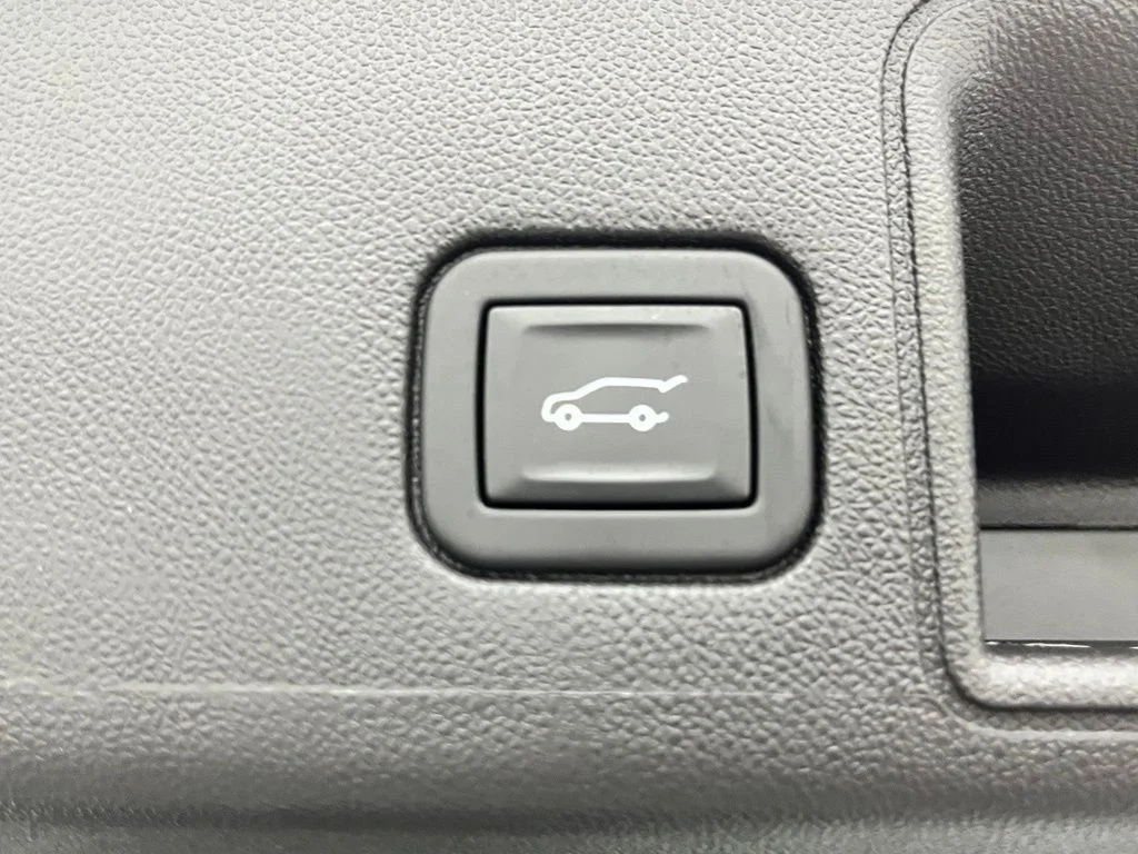 Used 2024 White GMC Denali image 12