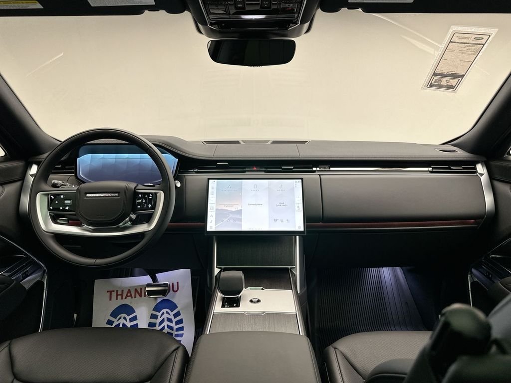 Used 2025  Land Rover SE image 13