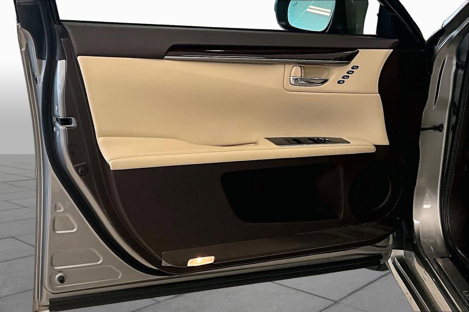 Used 2018 Atomic Silver Lexus  image 19