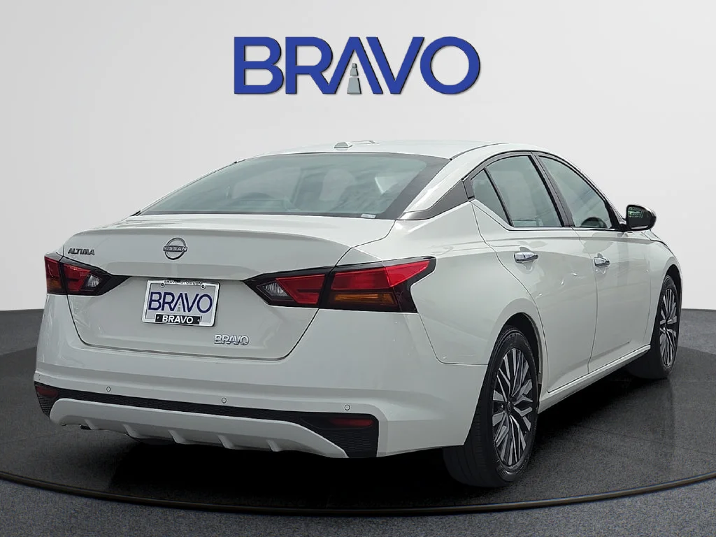 Used 2025  Nissan SV image 4
